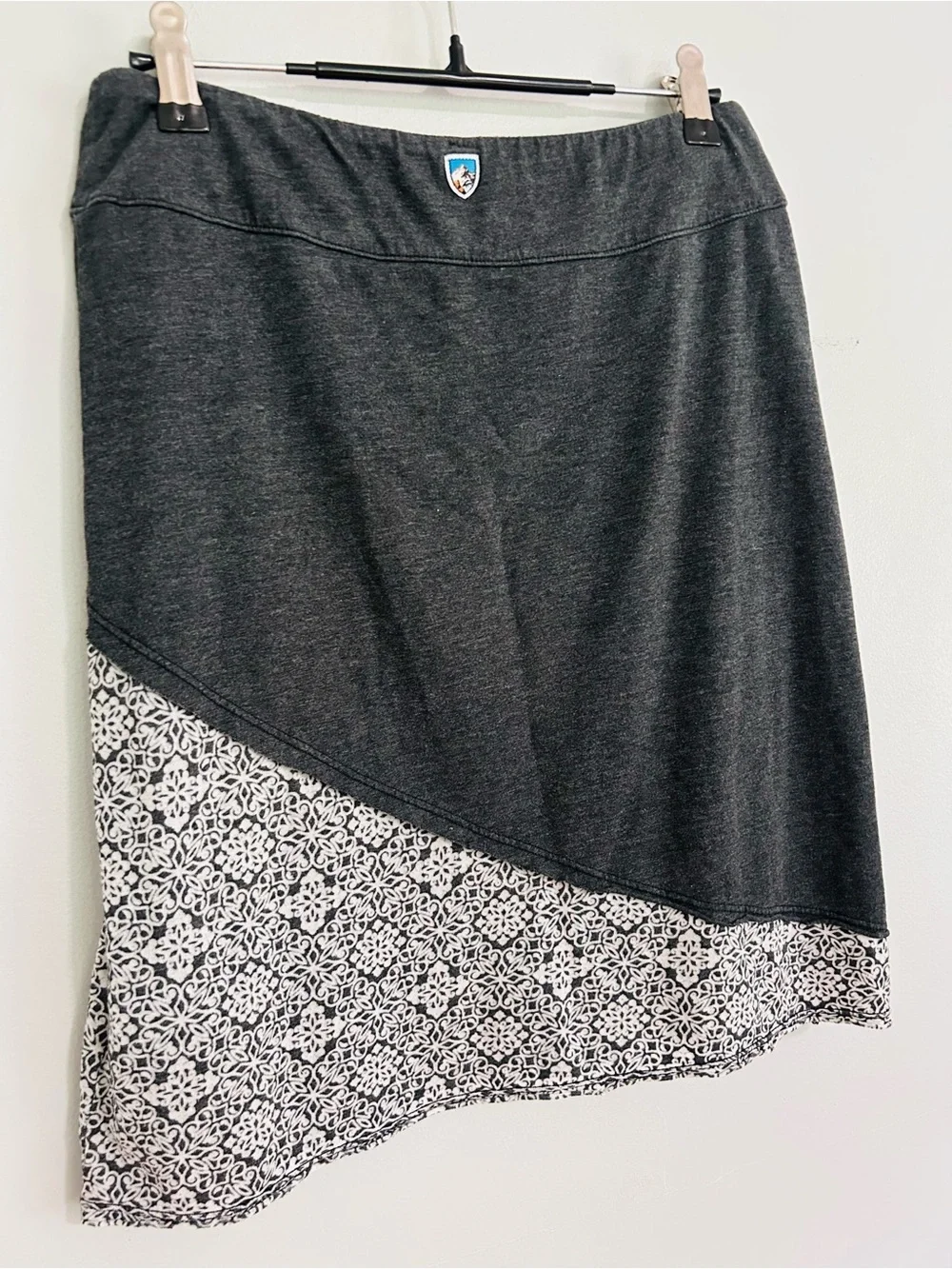 KÜHL Women’s Asymmetrical Skirt Gray Printed Hem XS USA Made Travel Athleisure